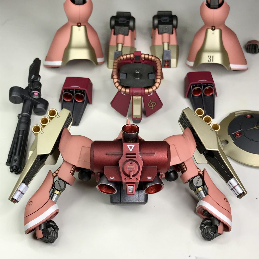 完成前のいちばんドキドキする瞬間(^^)バックパックはタミヤのマイカレッド(缶スプレー)です。黒地(成形色そのまま)に吹いたらとても良い感じです♪腰アーマーのキャスバルマークはフリーハンドです。拡大NGです(笑)