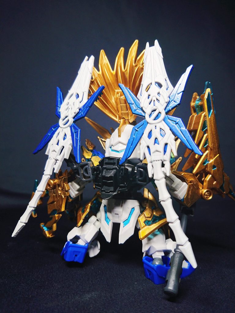 背部は諸葛亮フリーダムの翼基部を改修。シールドは龍賢劉備の盾+周瑜アカツキの触覚で形にしました。武器は三国伝から拝借しましたが、極力ヒーローズ/創傑伝パーツを使用しています。