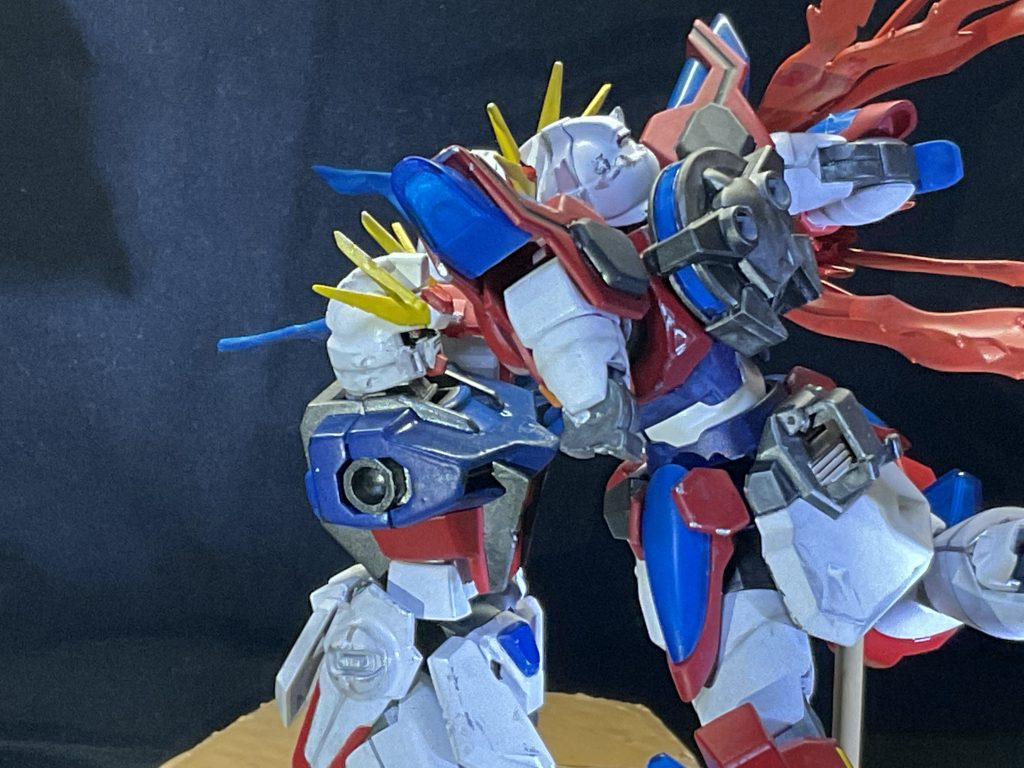 ビルドストライクはアニメでの大破イメージがかなり強く残っていたので、右腕を外し、アイカメラを片方削り、そこから漏れ出る赤色の光を表現しました。ビルドストライクが右腕を取ったなら、カミキも腕ちぎらなきゃ面白くないだろと思い、左腕を切りました。