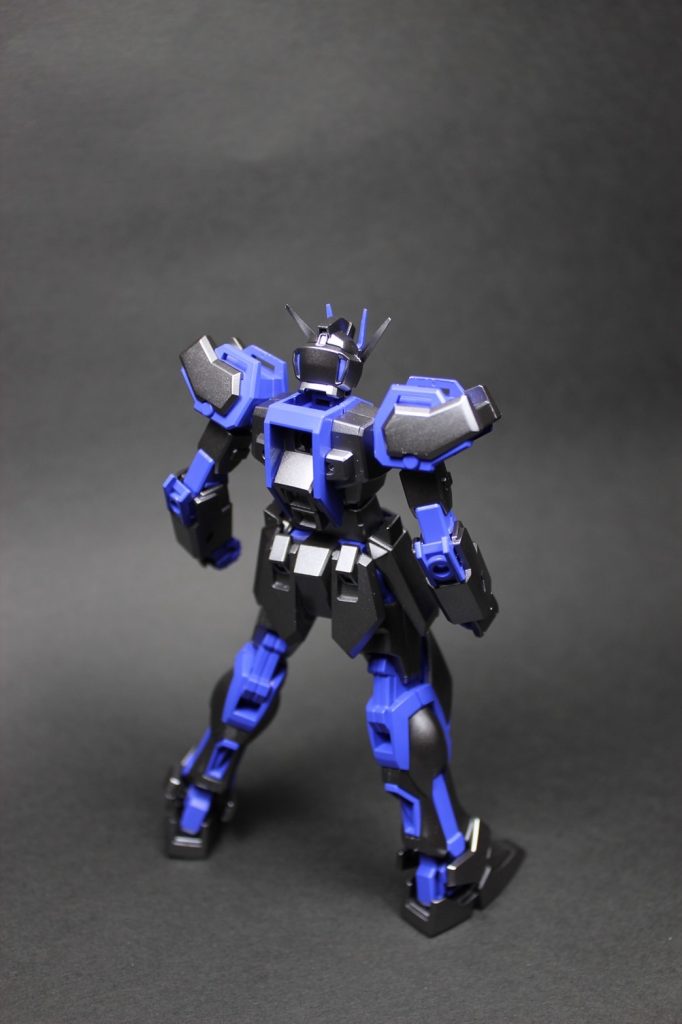 NAZCAのコバルトブルーとバーチャロンカラーのフレームメタリック1のツートン塗装です。コバルトブルーにはMrカラーの蛍光ピンクと色ノ源マゼンタを若干足して奥行きを出しつつネオンカラーぽさを狙っています。元のガンプラはブラックですが、塗装ではメタリックを採用しています。元はEGは縮尺が小さいので、ブラックでは沈んだ印象になってしまうかもしれません。そこで、メタリックを使うことで光の加減で複数色に見え立体映えを狙いました。