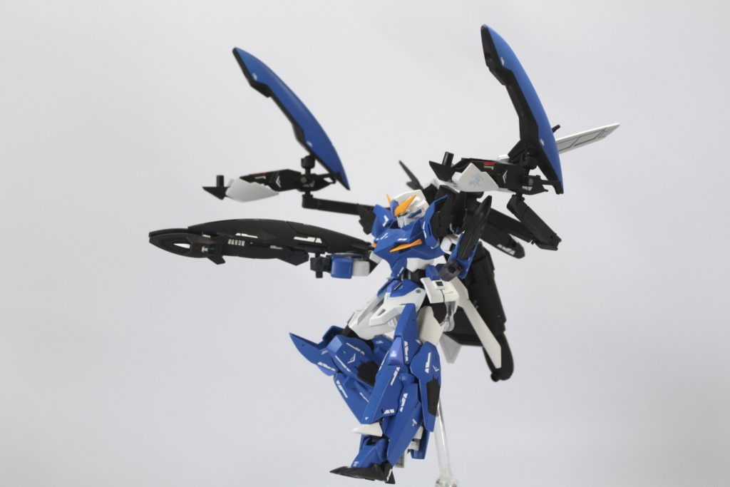 ▲バックパックの左右の丸いパーツは展開すると大型クローとなります✨水中戦仕様ということでシャンブロを始めとする水中MAを参考に考えました