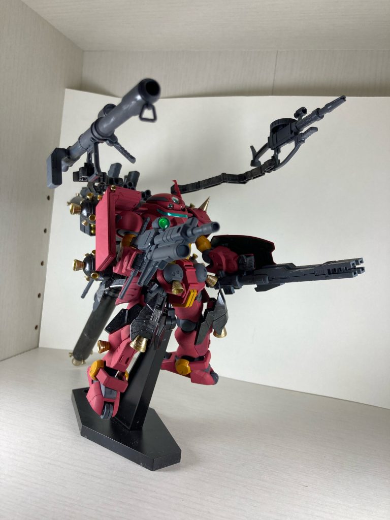 マウントした武装をサブアームに装備した斉射形態。火力、機動力はモビルアーマーに匹敵する。