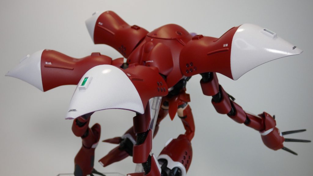 カラーリングはメガミデバイスと合う様に、赤を基調として、他に白黒を加えました。最初は赤のみで塗っていたのですが、すんごいナイチンゲール感が出たので、白でライン追加など行いました。