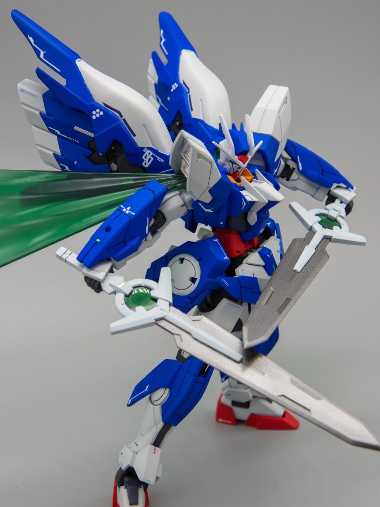 エースユニットのGNコンデンサを腰につけることで帯刀出来るようにしていて、肩のマントはネオジム接続です。