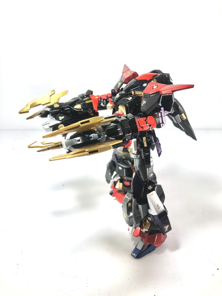 横から、黒と金と赤は最高の組み合わせですね。小声ですが、G-UNITではハイドラガンダムのヴァルダーが好きです(