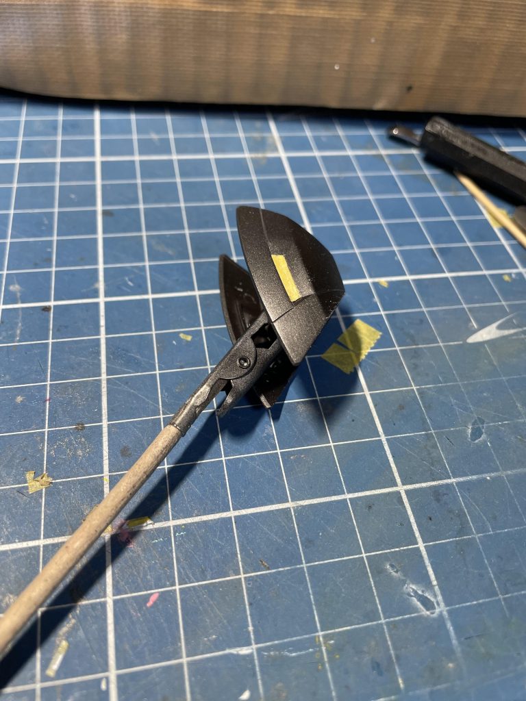 関節部と白部分はガイアエヴォサフガンメタを使用。スラスター部をマスキングしてそのまま活かしてます。