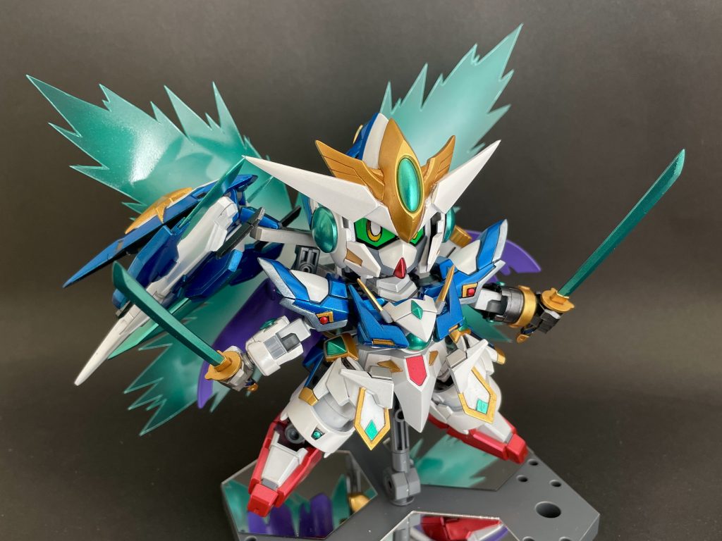 背面のGNカタナを装備。GNベイオネットは世界観に合いそうにないので刀で置き換えました。途端に武者っぽくなりました。刀身は他の剣に合わせてメタリックグリーンにしています。