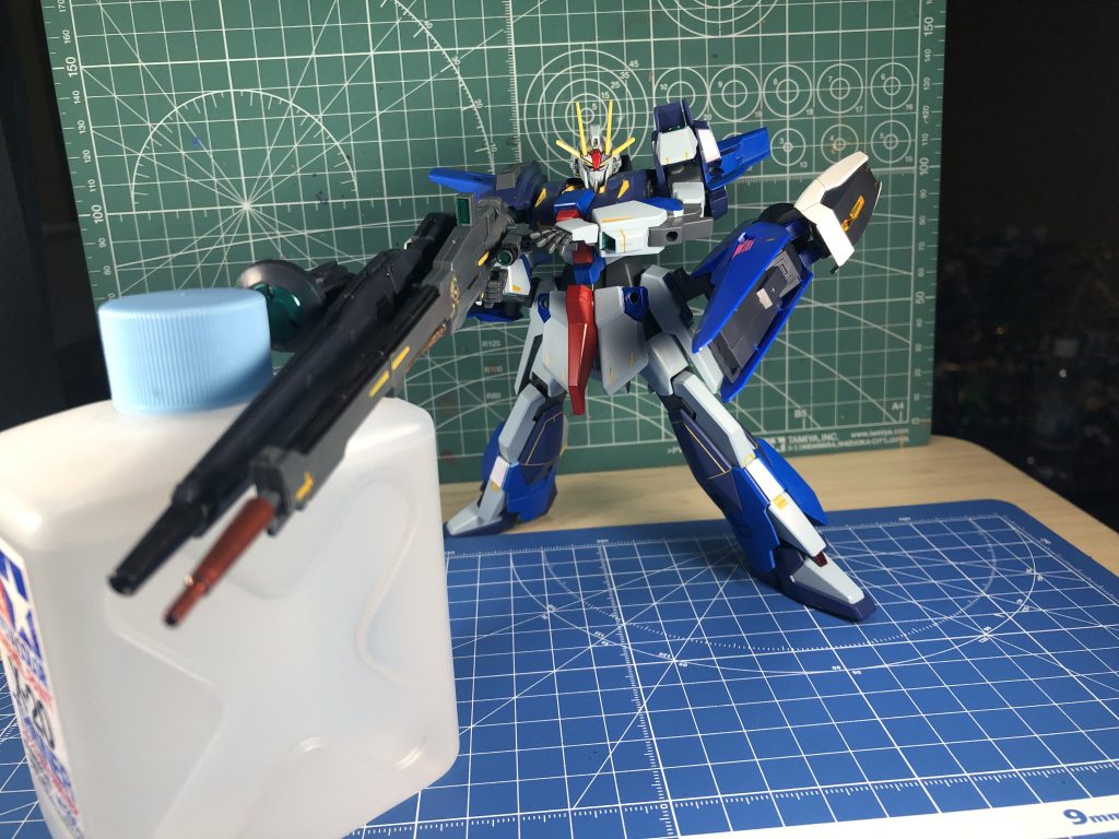 テルティウムアームズ装着!強襲狙撃仕様という感じですね。本当は背中に付けたかったのですが、肩が後ろに張り出していて付けられず、急遽腰にマウント。3mm穴が各所に開いていたので助かりました^_^;テルティウムのライフルも3mm穴に加工なしでポン付けです。