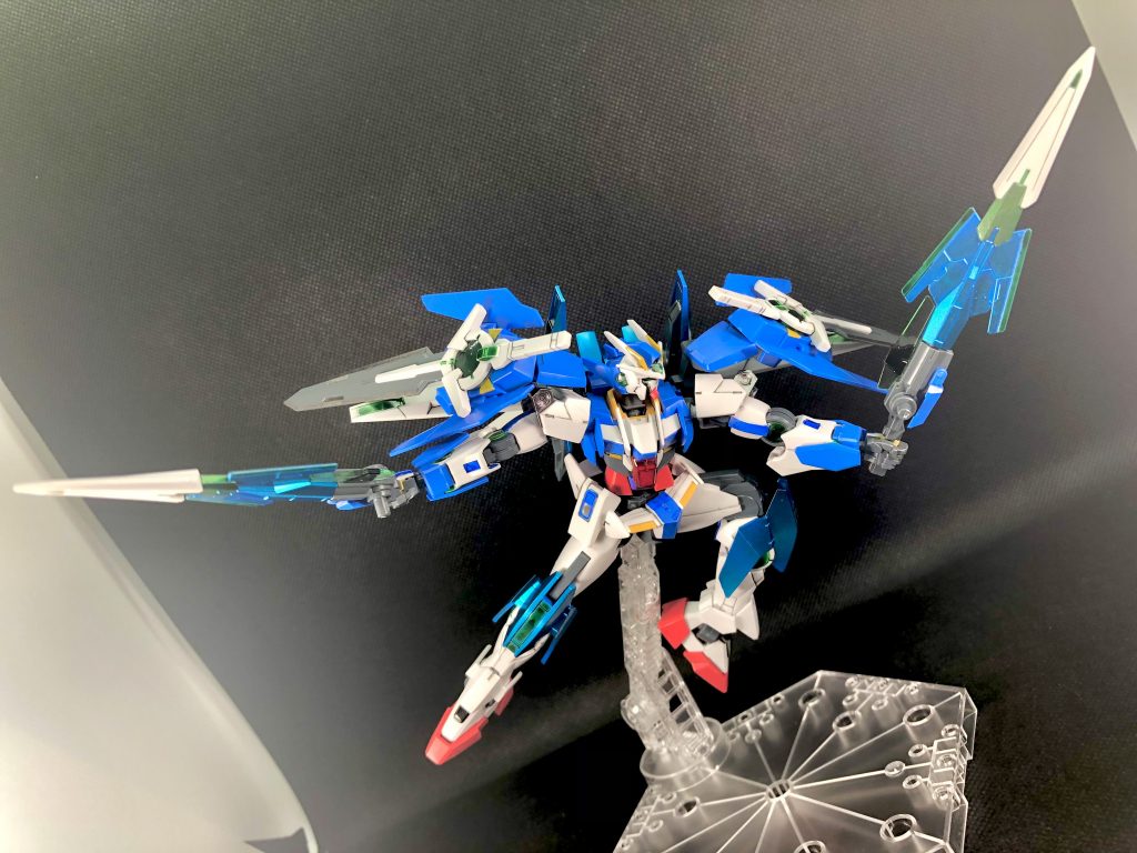 肩のバインダーのせいで、腕を真上に振り上げたりするのは苦手ですが、それを補ってあまりある下半身の可動で、勢いのあるポーズも得意です。