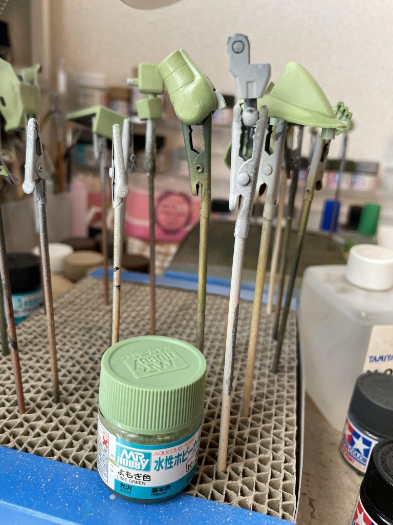 本体1:よもぎ色　本体2:濃緑色(陸上自衛隊)    膝当て等:つや消し黒　関節・武器類:ダークグレイ　ヒートホーク:パープル色合いもテレビ版&旧キットに近づけてタミヤアクリル&水性ホビーカラーの混色なしでよもぎ色は理想的なザク色ですねぇ