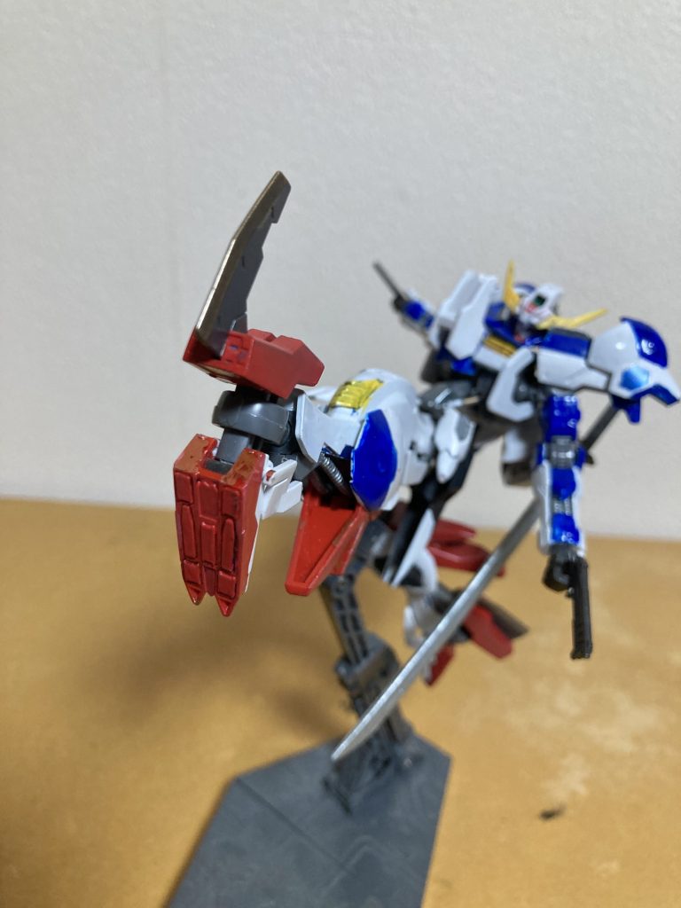 ヒールブレード足から刃を展開して蹴り上げます。