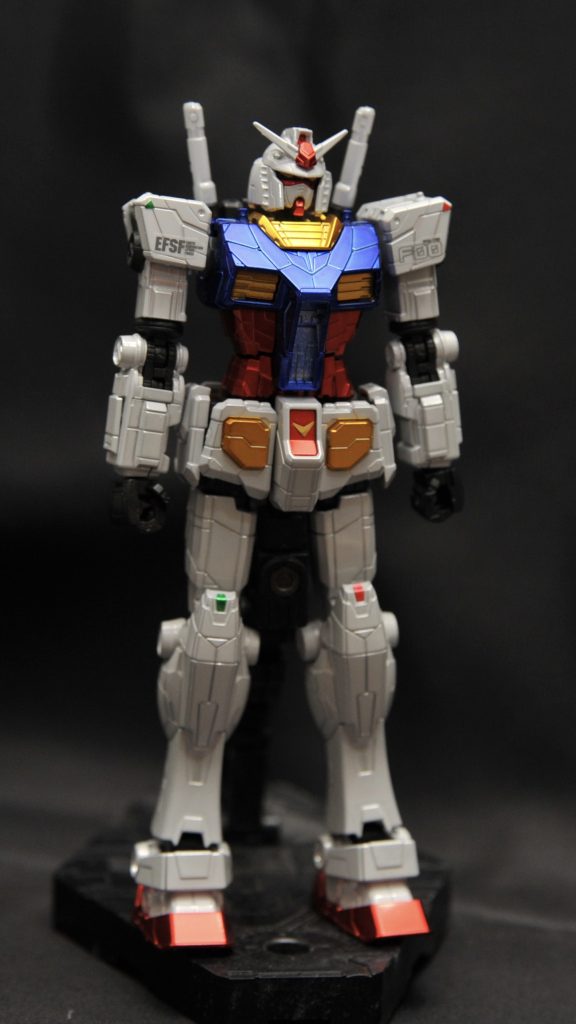 「動くガンダム」実際の動きを参考に、ポーズを取らせてみました。まずは待機状態、直立不動。