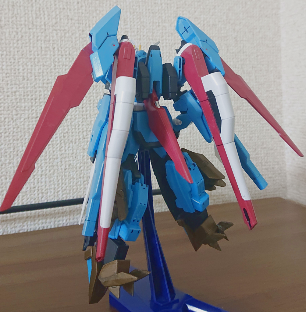 背部と腕部計4枚の能動性空力弾性翼を広域展開し、これらをリアルタイムで動作させることで姿勢制御を行い機動性及び旋回性を大幅に向上させる。