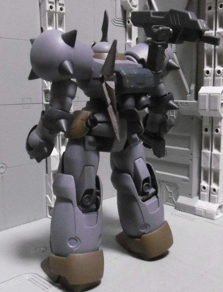 バックパックは何も付属しなく寂しく見えて、リーオーＮＰＤのバックパックに、紅ウェポンのライフル＋パワードアームズパワーダーのアームと、レーダーに見立てたアストレイノーネイムのアレ（名前わすれた）を付けてみました。