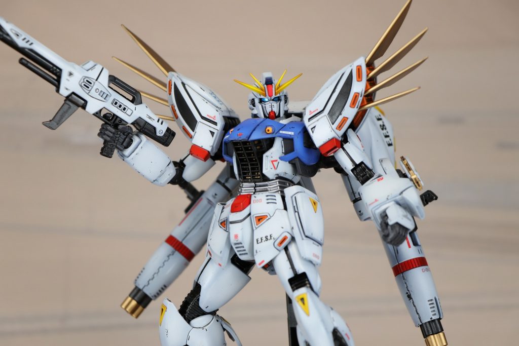 肩部が大型化しているのと、カラーリングが何となくビルドストライクガンダムっぽい気がしますね