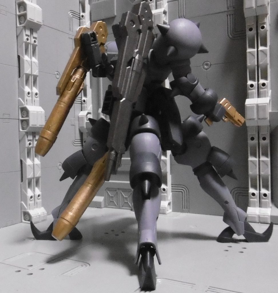 バックパック&肩装備には、HGBC『パワードアームズパワーダー』の大型ライフル&ミサイル。予備弾頭は四脚ユニット背面(アクションベース接続穴)にジョイント付きで捻じ込み。