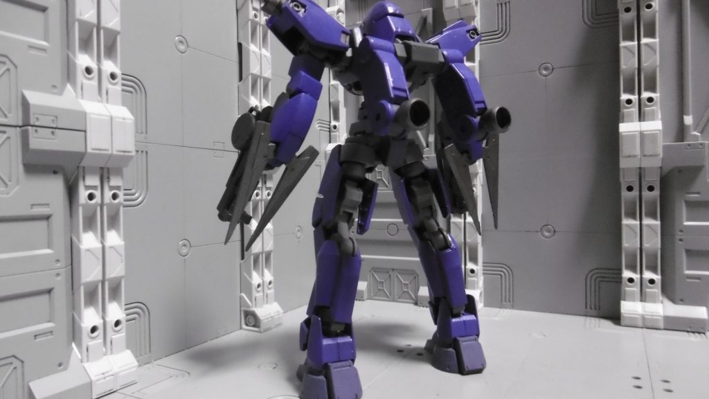 足をホバー化したので、シュヴァルベグレイズ用の腰スラスターを使わず、サイドアーマーも無くして軽量化。肩のスラスターにはAC4系の「クイックブースタ」を、背の可変スラスターにはAC3系の「エクステンション補助ブースタ2種」を、それぞれ適用させたAC戦術を取ります。前作ではAC3SLにおける各データを実際に用いたアセン風でしたが、本作は他の同系過去作と同じく「ACでの戦い方をガンダム世界に応用」しただけです。前作と同じようにしてしまうと、ワイヤークローやホバーユニットの設定がおかしくなるので。