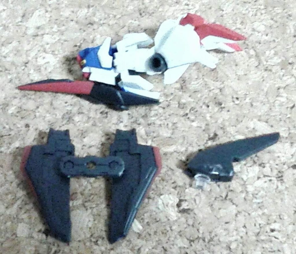 背中のフライングアーマーを羽根とスタビライザーで分割して、オプションパーツで取り付けられる様にした位の簡単工作です。
