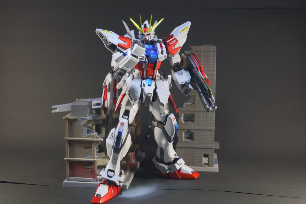 背後は100均の黒画用紙と1/150の「解体中の建物」最近は画用紙からPCV背景紙に変えています