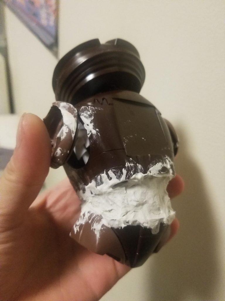 腰部分も紙粘土埋めです。こんなとこパテで盛ったらえらい値段掛かっちゃいますからねこれなら100円以下で穴埋めできますドケチ戦法です。