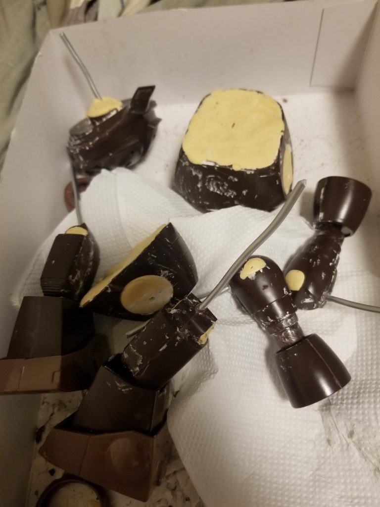 まずは下準備固定モデルにするためにアルミ線で軸打ち旧キット使用の為中身がスカスカだったんで紙粘土で中身を入れパテで塞いで補強しています。