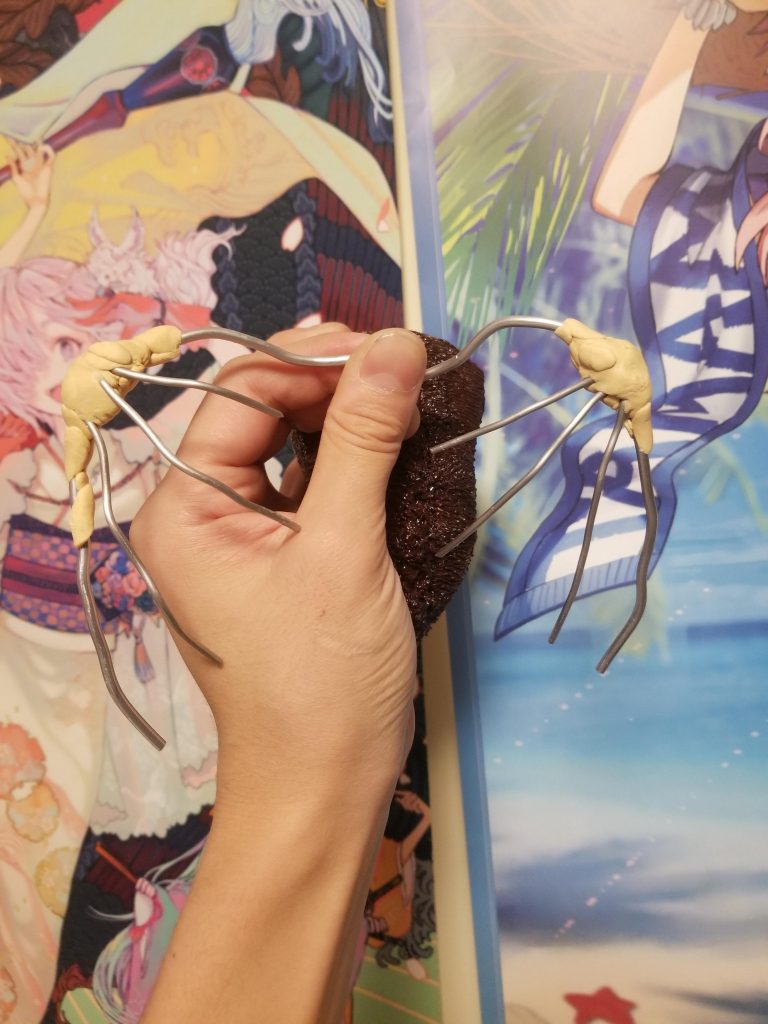 羽根の作成です。最初は骨格をアルミ線で作って大まかな形を作ります。ここからランナーを盛っていって形をつくってきます