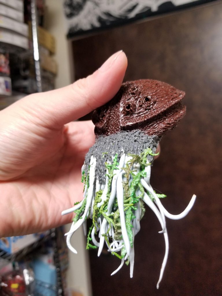 触手部分です。触手は水道管用パテを使いしなやかに、細くなるようにしました。上から100均のグリーンモスを水溶きボンドで張り付けて触手のバリエーションを増やしてます付け根はパテ盛り付けが目立ちましたのでランナーを盛り付けからのモールドで違和感をなくしています