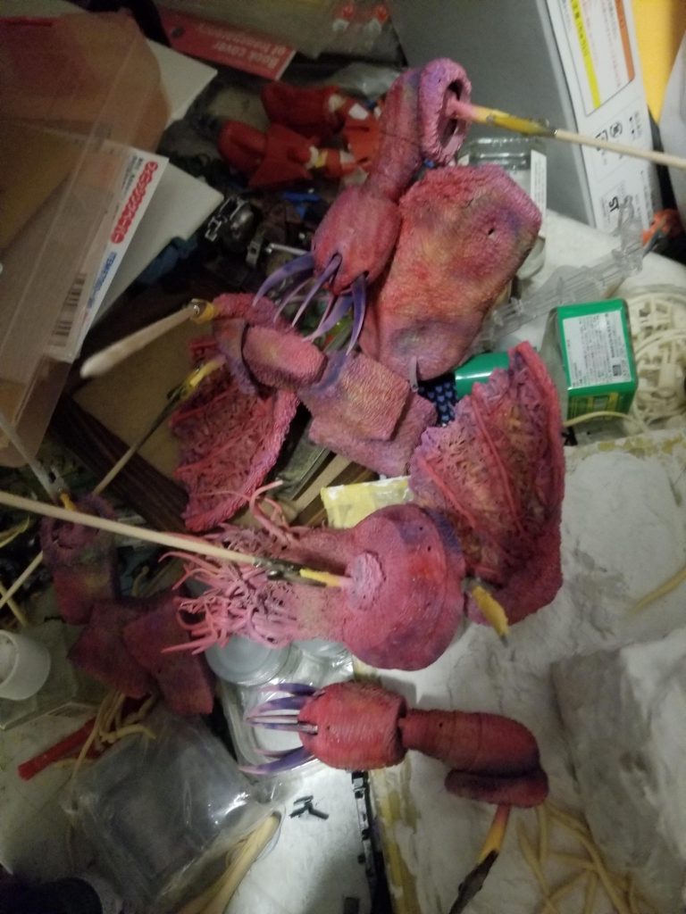 制作環境汚くてすみません…塗装ですが下地にピンクサフを縫って上から影になる様なところに青系の塗料で薄く色をのせています。クリアレッドを細く乗せて血管が浮かび上がってる様に見せたかったんですが、全然効果出ませんでしたねここから本体色を塗り、適当にウォッシングして色味を変え完成になります。