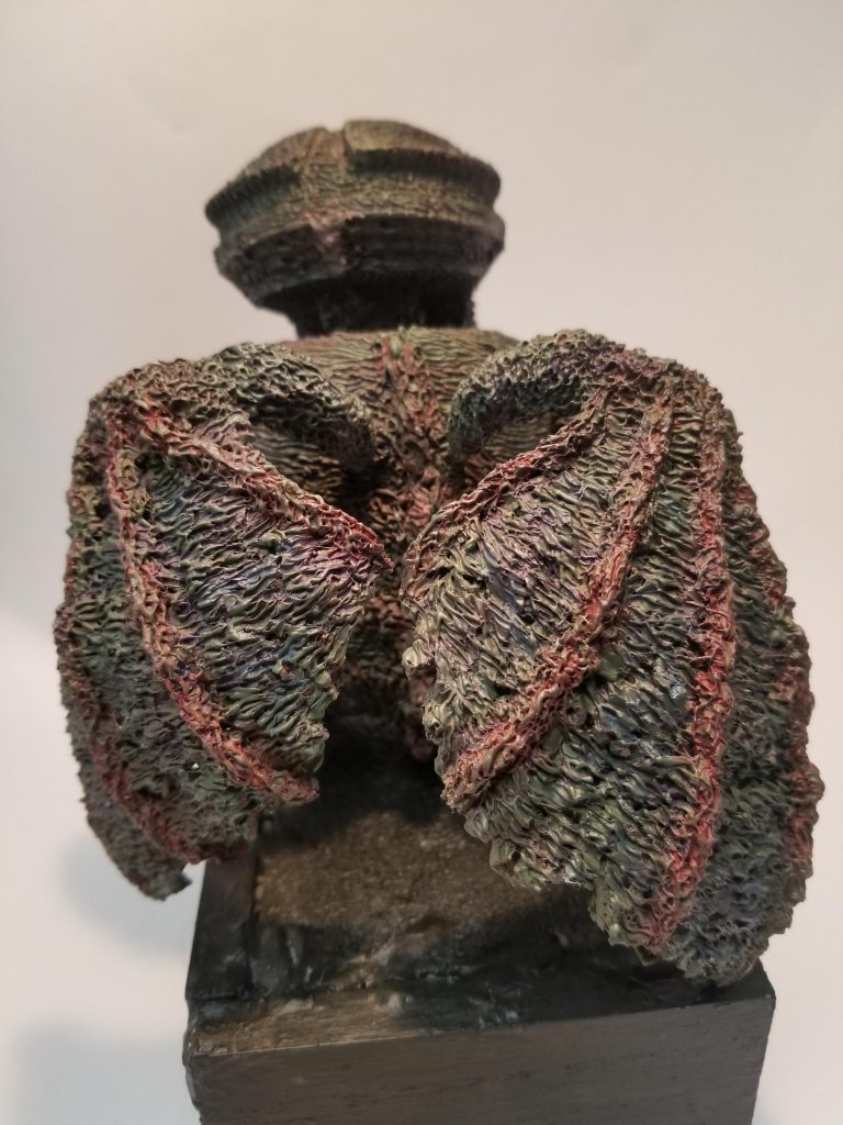 背面からここの羽根の模様、結構がんばりました背骨部分は張り付いてる様なイメージで