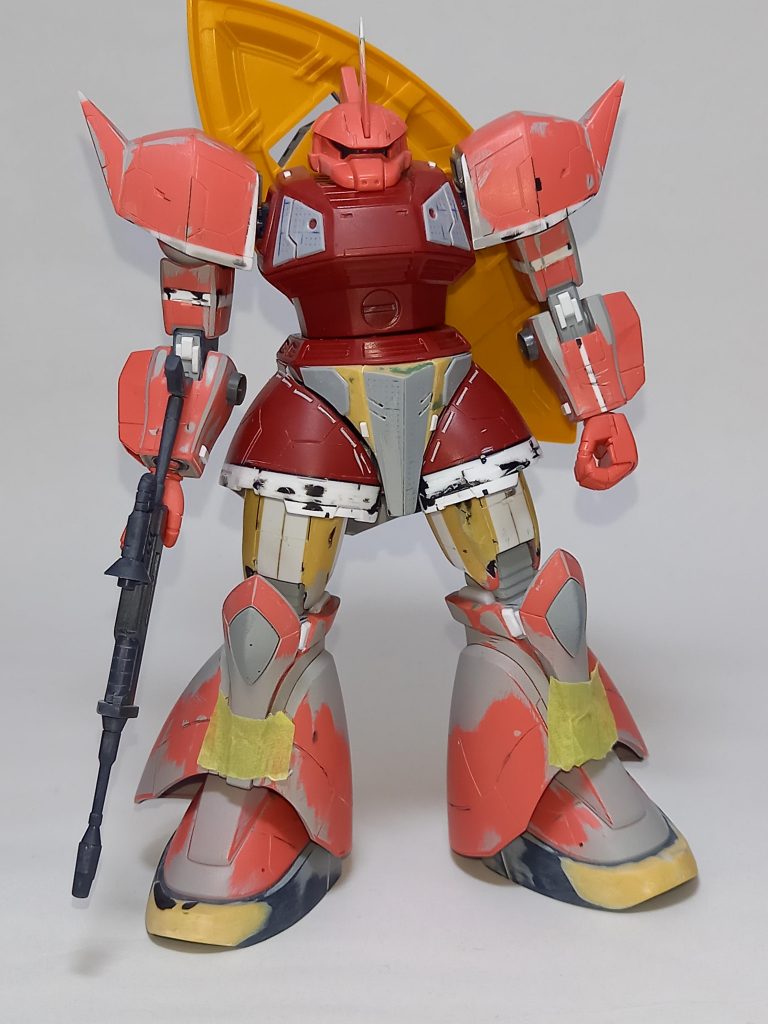 プラバン、スジボリでディテールアップしています。また手足を延長しています。太ももはプラバンを貼ってパテで成型して太くしています。上の動画で説明しています。