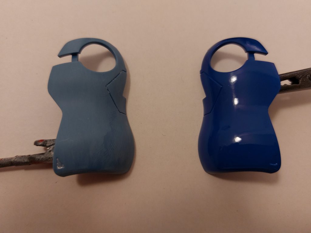 くすんだ青から明るい青に