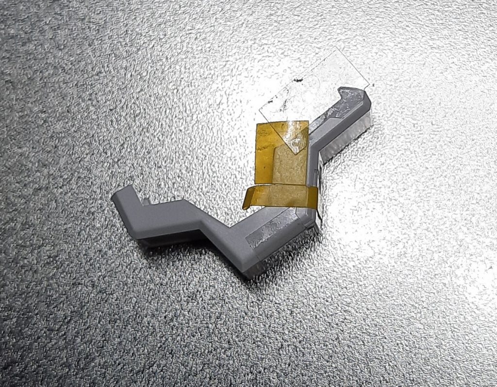 腰部フンドシ部分のラインディテール彫り込みの準備です。ガイドテープやマスキングテープを使ってタガネで彫ります。