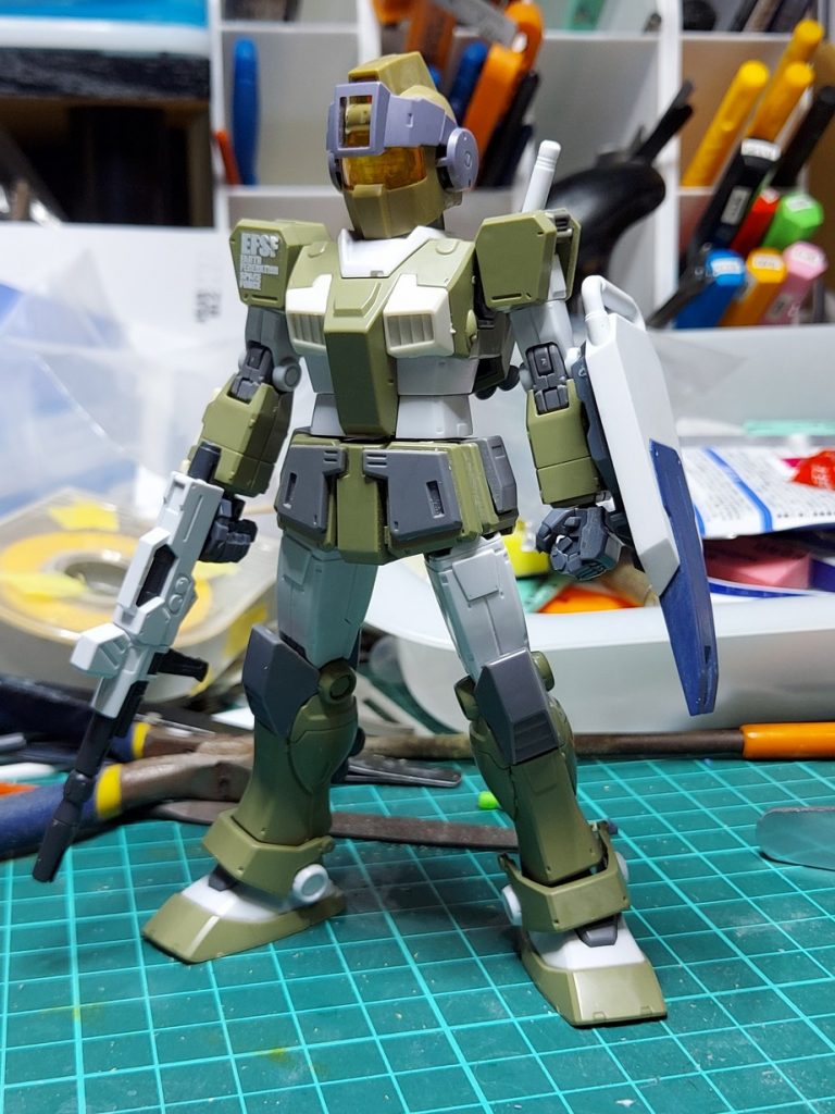 塗装前の状態。くるぶしのアーマーがスナイパーカスタムのままですが、塗装直前にガンダムのものに交換しました。