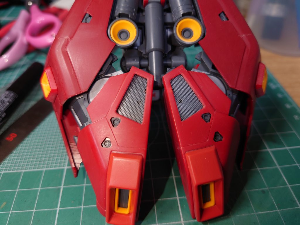 くり抜いてメッシュ貼ってみたり。