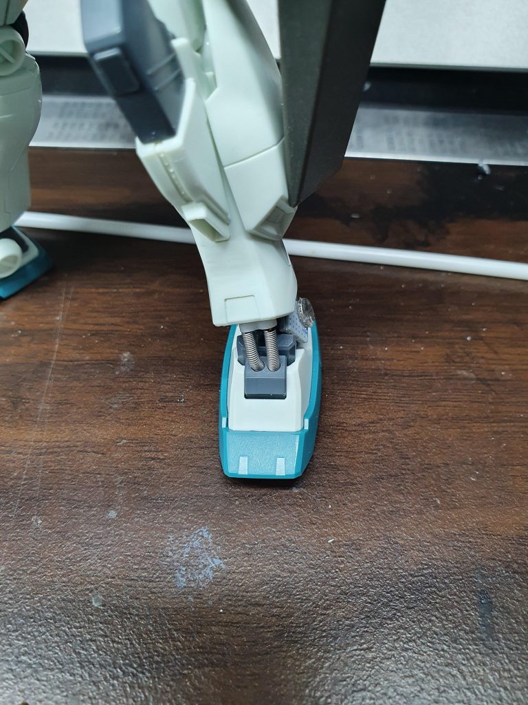 足首の前の部分に動力線を表現しています。