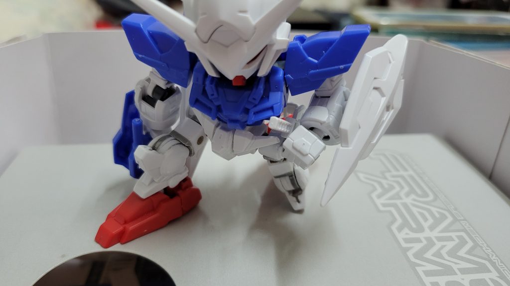 大比部份用PC軟膠零件同膠片製成跟可以做到坐下的姿勢