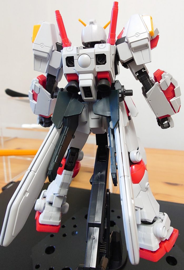 あまり写真が撮れなかったので、素組の時のフロントショット+バックショット。手間をかけずに作成したつもりでしたが、改めて見ますと結構違いますね。今回もご覧いただきありがとうございました!