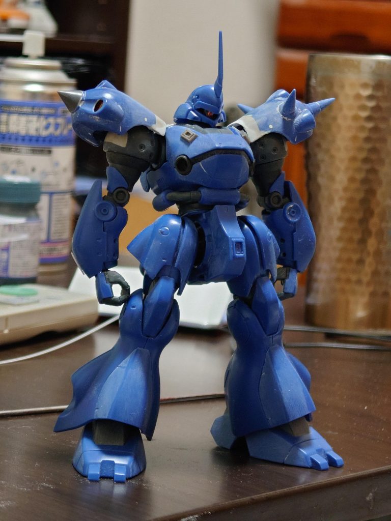 肩アーマーをこの位延長しています。球型部分はこの程度剥き出しになります。旧キットのパッケージアートのイメージです。右側肩のトゲは切落して市販パーツに置き換えました。モノアイ可動は必須です。