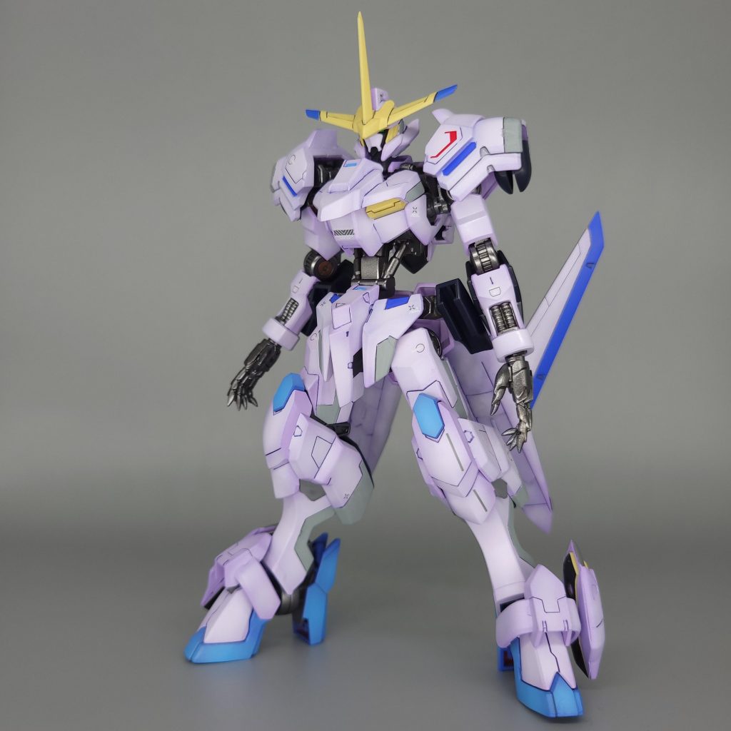 元キットの立ち姿と、外装のシルエットが素敵なので、スジボリとエッジ出しを少々しかしていません（他に手を出すところが思い浮かばず）カラーリングは2Pカラー風にしました。