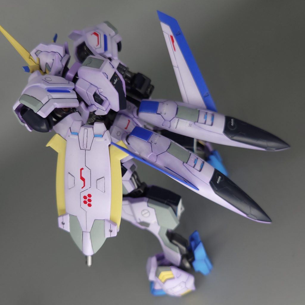 独特なリヤブースター、カニ鋏のようなシールド