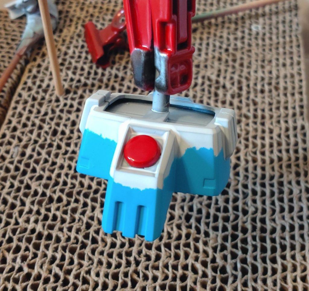 胴部は富士山風にしました。白地塗装をした上で自然な雪模様をつくるためマステを手でちぎってマスキング、空色で塗装しています。円形パーツは初日の出をイメージして赤で塗装し、つや消し仕上げにした富士山部と対象的にこれでもかという位に光沢を拭きまくり輝かせました。