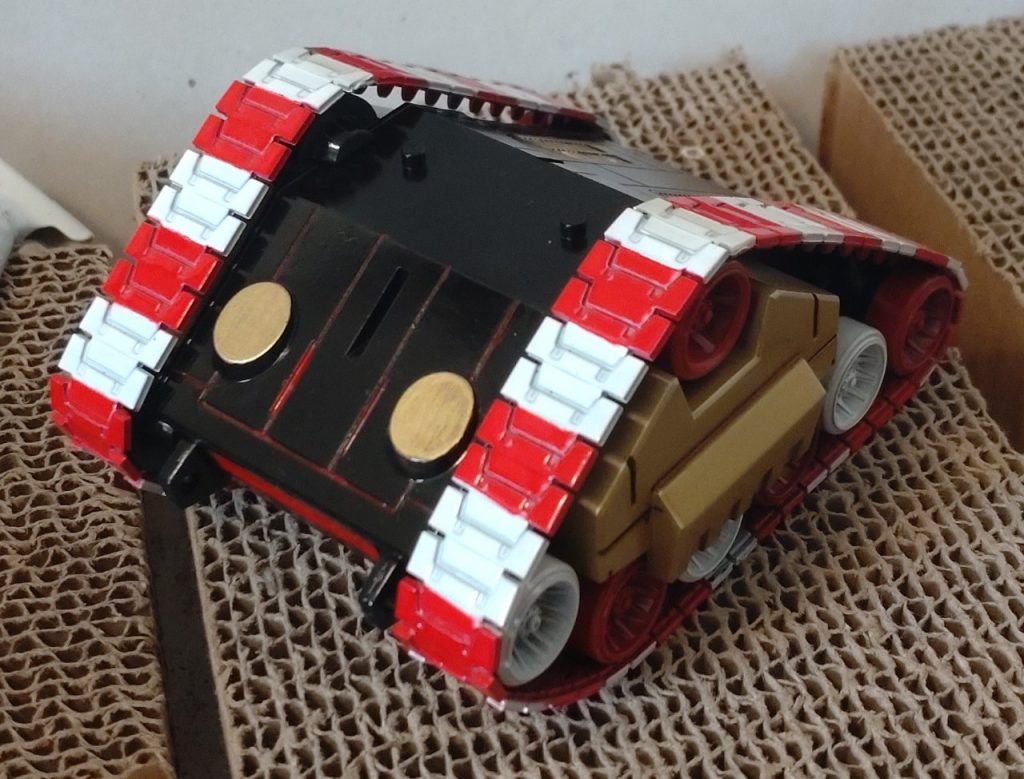 キャタピラは白地塗装にマスキングして赤で塗装して紅白模様に。全体を重箱風にするため黒サフ後に赤色でスミ入れをして光沢を3重くらいに拭きました。写真は仕上げ前ですがこの後ハイキューパーツのデカール「トライバルロータス(金)」やエレガントシールを使って重箱風に金模様を施しています。