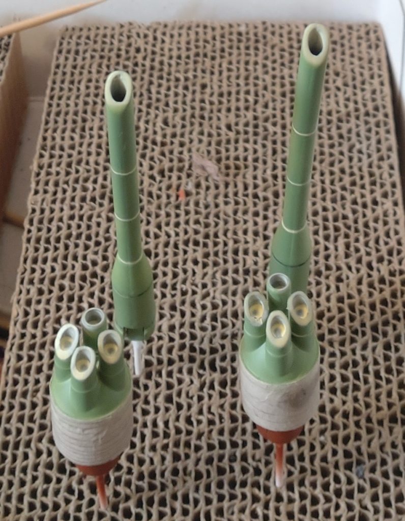 砲身の竹風塗装です。先端をヤスリでななめに削ってから乳白色で下地塗装、先端の切り口や節部分はマスキングして青竹色に塗装してつや消ししてます。木目調の部分は塗装ではなく「デコパッチ」を施し、さらにつや消しをしてます。