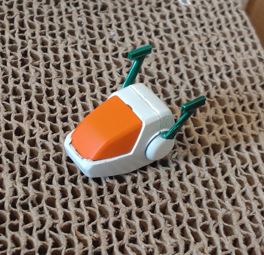 頭部は鏡餅風に。餅の白と蜜柑の橙色、葉の緑で配色しましたが形状的に鏡餅かと言われると疑問符が残りかねない感じですがまぁ鏡餅イメージです(笑)