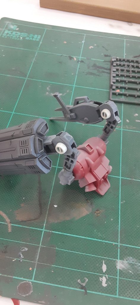 バックパックのアームは、やはりジャンクで仕入れて以前から部品取りに使っているリヴァイブRX-78の脚の関節をまるごと使用しています。