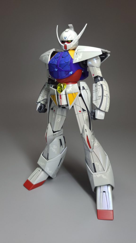 正面偏光パールを吹いているため光の当っている部分が美しく反射しています。∀ガンダムはシルエットも美しく光沢系の塗装にして良かったと思っています