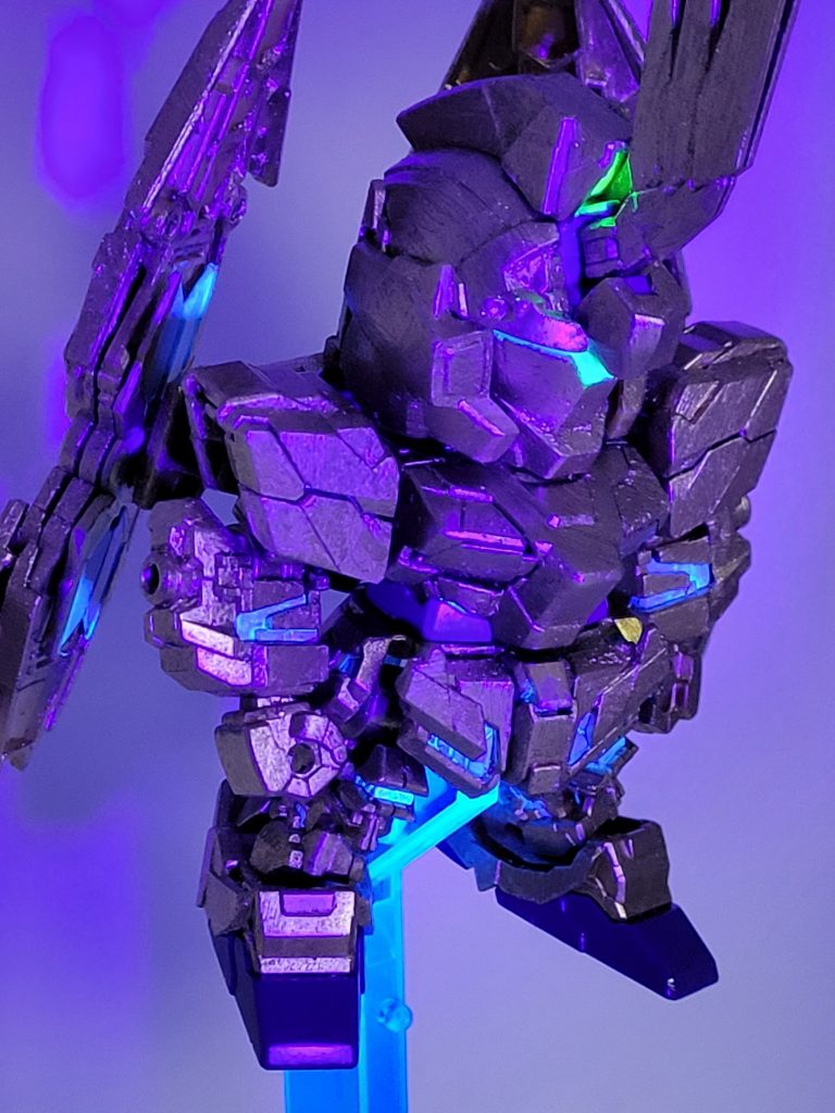 メインカメラ、サブカメラ、サイコフレームはブラックライトで光るのです！(ライトの当て方が下手でわかりづらい…)