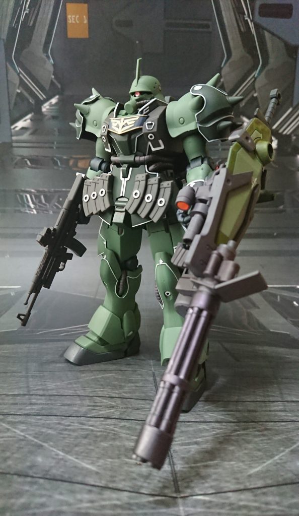 フル装備状態の前から。エングレービングはガンダムマーカーによる塗装、胸飾りだけガンダムデカールDX使用。モノアイと三連ガトリングのセンサーはH・アイズ(ピンク)。