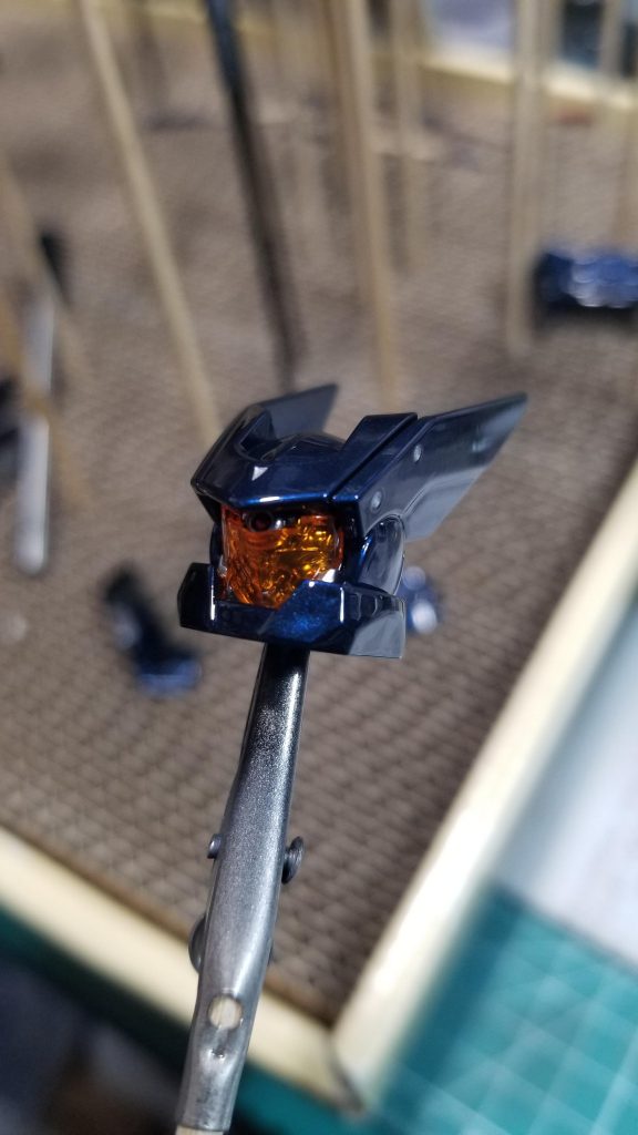 クリアーオレンジの下にはシルバーで反射をアップ。見えづらいですがモノアイはエナメルのレッドで塗装しています。