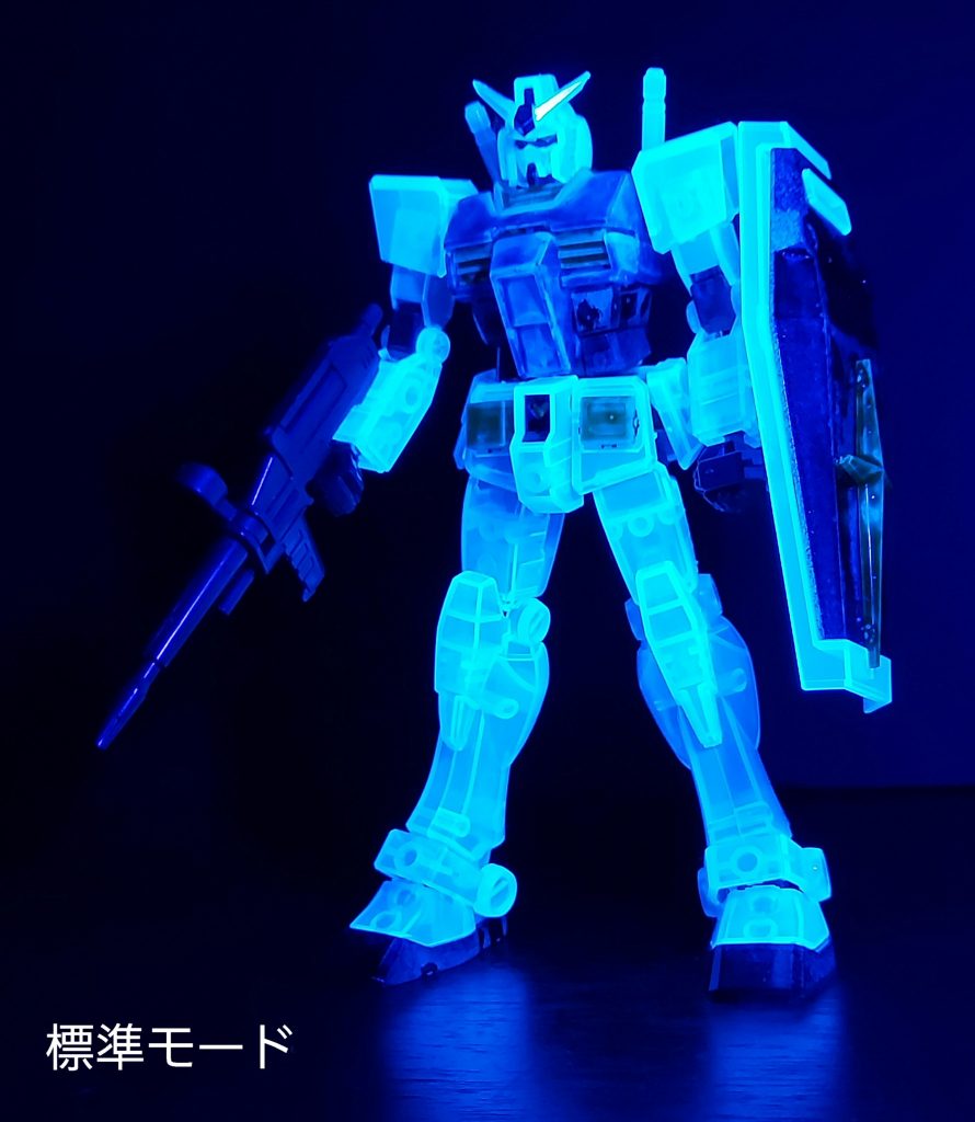 想像以上に発光しています。正確には発光なのかな？反射なのかな？筆塗りのムラが目立ってしまいました。